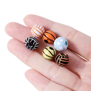 Détail de perles en bois sur le thème du sport pour bijoux et loisirs créatifs