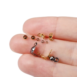 Kit d'apprêts bijoux en acier inoxydable avec perles à écraser dorées sur le bout du doigt