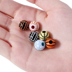 Détails de perles assorties avec motifs de ballons de sport comme le basketball
