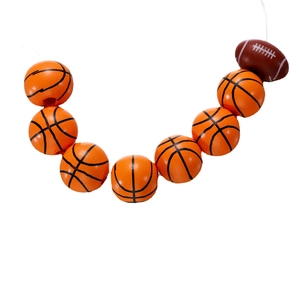 Ensemble de perles de sport en bois avec ballons de basket orange et un football