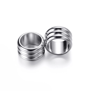 Détail macro de perles d'espacement cylindriques en acier avec texture à trois anneaux