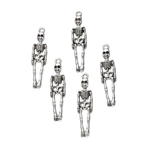Set di 5 ciondoli a teschio in argento vintage per creazione di gioielli Halloween