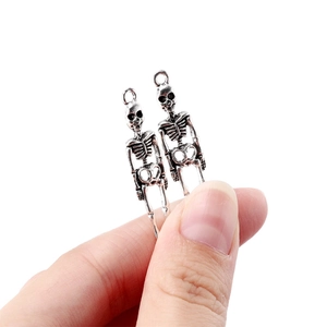Dettaglio macro di ciondoli a scheletro vintage in argento per collane e bracciali