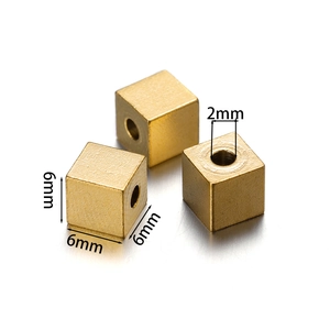 Λήψη macro από χρυσές κύβος χάντρες 6mm με τρύπα 2mm για DIY κοσμήματα
