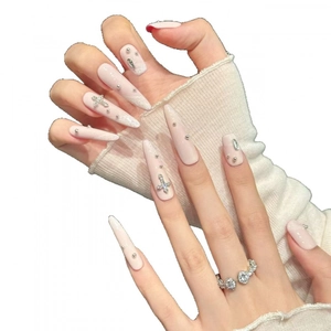 Faux ongles amande longs rose clair avec croix métalliques 3D argentées et perles