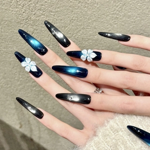 Unghie finte fatte a mano blu scuro effetto cat-eye con fiori 3D e perline