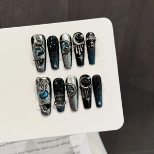 Faux ongles gothiques serpent et lune avec effet œil de chat bleu foncé et relief argent