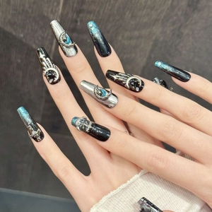 Ongles gothiques œil-de-chat noir et sarcelle avec breloques lune et étoile argent