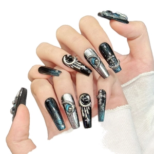 Faux ongles gothiques sombres avec breloques lune, serpent et effet œil de chat