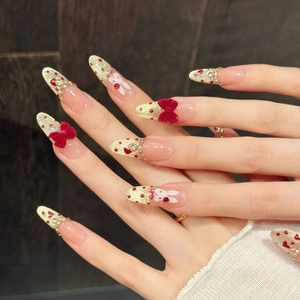 Faux ongles en amande avec nœuds en velours rouge et motifs de lapins blancs peints