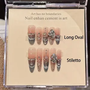 Faux ongles œil de chat bleus avec strass et perles, formes ovale long et stiletto de luxe
