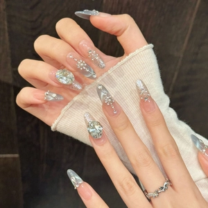 Faux ongles amande bleu œil de chat avec strass de luxe et paillettes argentées