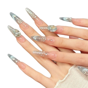 Faux ongles œil de chat bleus luxueux avec strass imposants et détails perles
