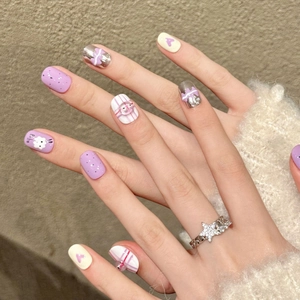 Nails art chat violet fait main avec bague étoile et breloques 3D sur faux ongles