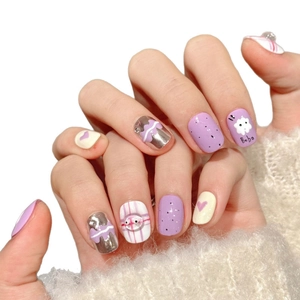 Faux ongles faits main violet et argent avec motifs cœur cartoon et détails perles