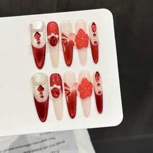 Unghie sfumate rosse e bianche con gioielli 3D a fiori e farfalle eleganti