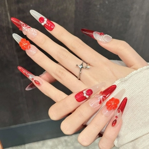 Unghie finte sfumate rosse con fiori 3D a rilievo, perle e strass luccicanti