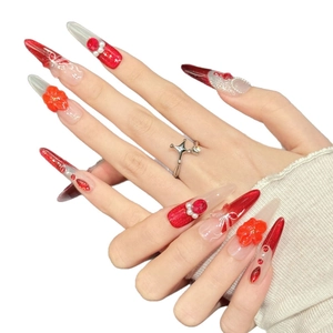 Unghie finte stiletto sfumate rosso e nude con fiori 3D e perle eleganti