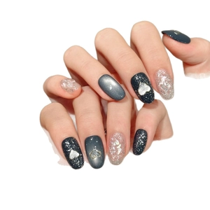 Faux ongles faits main œil de chat gris foncé avec paillettes argentées et cœurs 3D