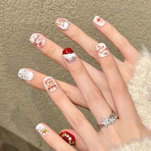 Faux ongles 3D de Noël faits main avec bonhomme de neige festif et motifs de pain d'épices