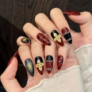 Faux Ongles à Presser Gothiques Fait Main Rouge Vin Noir Stiletto Avec Chaîne Métallique Étoile Floral Décor Mode DIY Manucure Femme