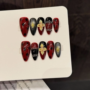 Faux ongles stiletto rouge et noir gothiques avec chaînes en métal et breloques étoiles