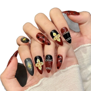Faux ongles stiletto rouges et noirs avec chaînes métalliques 3D et motifs floraux peints