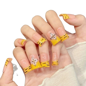 Handgefertigte Tiger-Print Kunstnägel mit 3D-Blumen und orange-gelben Farbverlauf-Spitzen