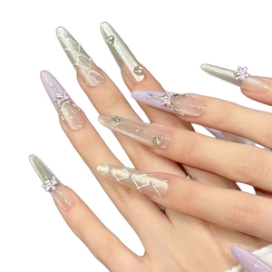 Faux ongles dégradé rose et violet avec nœud, paillettes œil de chat et perles de luxe