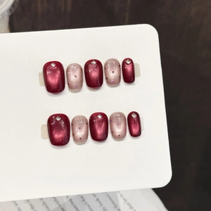 Faux ongles Cat-Eye bordeaux et rose poudré avec strass carrés et paillettes fines