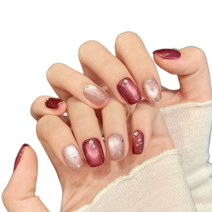 Faux ongles œil de chat bordeaux et rose nude avec paillettes et strass carrés sur fond blanc