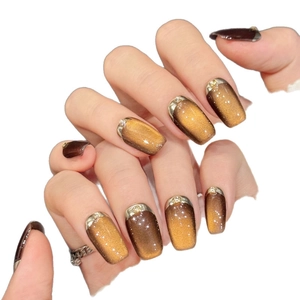 Faux ongles œil de chat ambre avec bordures pailletées dorées et forme carrée-ovale