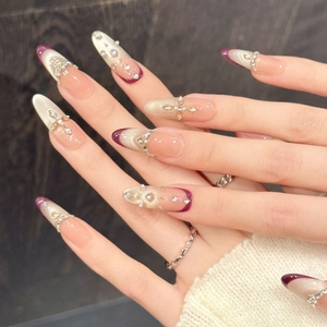 Unghie finte rosa e bordeaux con effetto cat-eye champagne e dettagli in perla