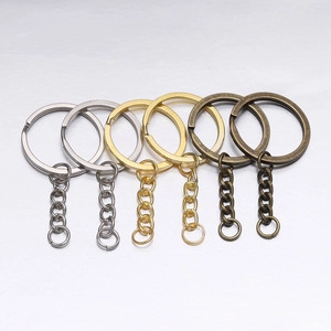 Détail de porte-clés ronds avec chaînes en finitions argentée, dorée et bronze