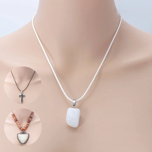 Collar con colgante de piedra blanca y cordón encerado en varios estilos