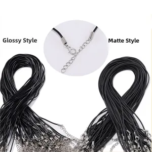 Cordino per collana in pelle nera con chiusura a moschettone argento, finiture opaca e lucida