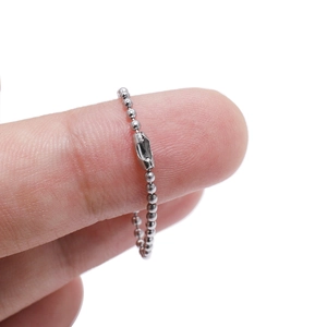 Anello a catena a sfere in acciaio inossidabile lucido indossato al dito