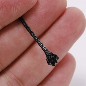 Dettaglio macro del cordino nero cerato per collane che mostra la trama della fibra tessuta
