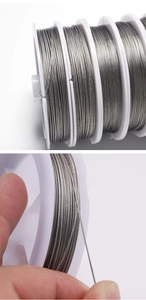 Vista macro di filo dorato per perline da 0,3-1,0mm su bobine per creazione gioielli DIY