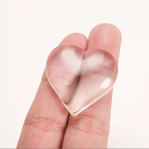Pietra di vetro a cuore per gioielli fai da te tenuta tra le dita con alta trasparenza