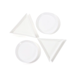 Weiße geometrische Schmuck-Organizer inklusive zwei runder und zwei dreieckiger Schalen