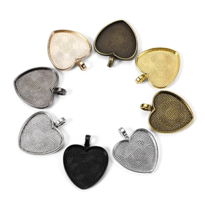 Set di basi per ciondoli a cuore in lega in otto colori metallici con trama a griglia