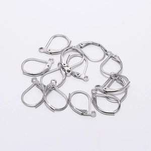 Vue macro de crochets de boucles d'oreilles en acier inoxydable pour création de bijoux