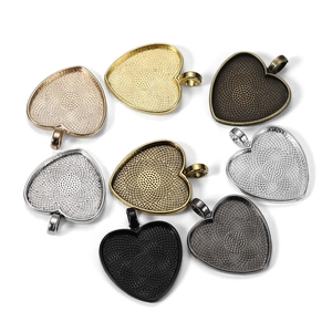 Set di basi per ciondoli a cuore da 25mm in 8 colori per la creazione di gioielli fai da te
