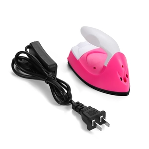 Détail du mini fer à repasser rose avec poignée blanche et interrupteur pour le bricolage