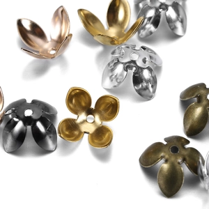 Vista macro di copriperle a petali conici in cinque finiture metalliche per gioielli fai da te