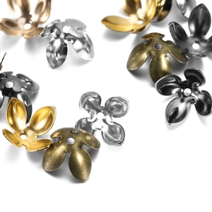 Copriperle a fiore in metallo DIY in quattro colori per bigiotteria su bianco