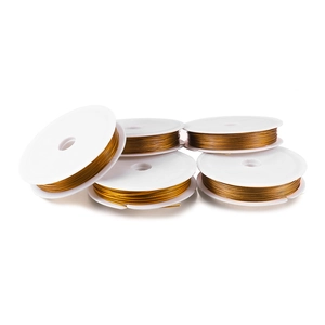 Detailansicht von fünf Rollen goldener Edelstahldraht für DIY-Schmuckherstellung