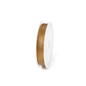 Detailansicht von goldenem Edelstahldraht für Schmuck auf einer weißen Kunststoffspule