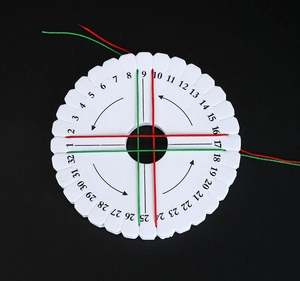 Gros plan d'un disque de tressage Kumihimo blanc à 32 fentes pour bijoux DIY